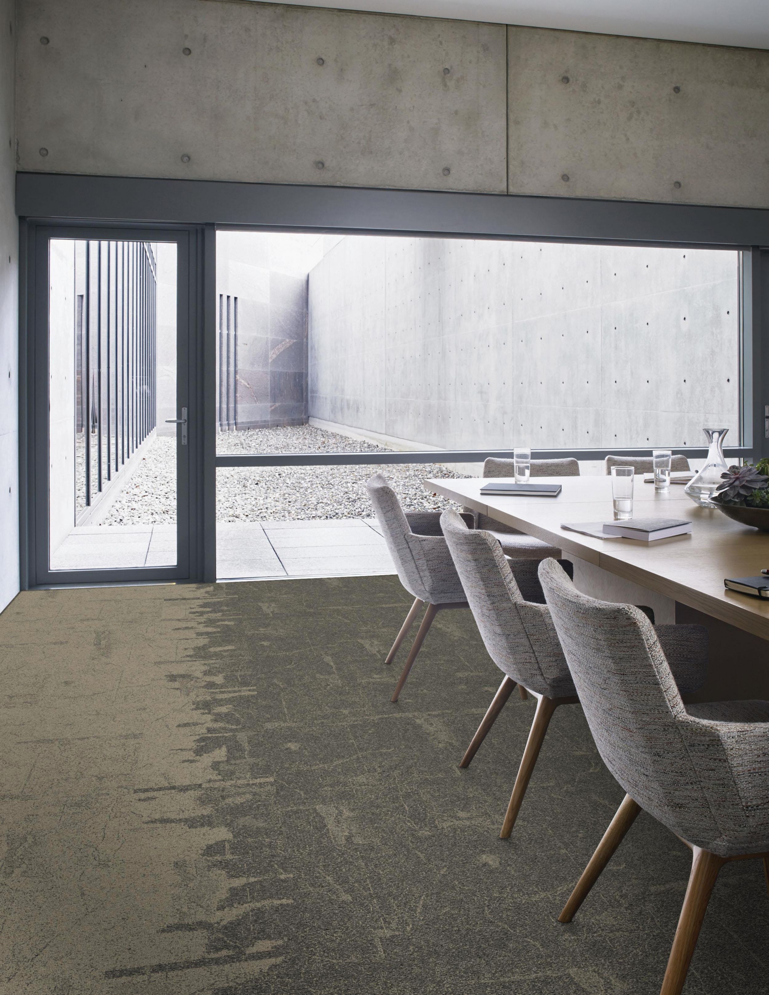 Interface DL905, DL906 and DL907 carpet tile in conference roomo with glass wall imagen número 1